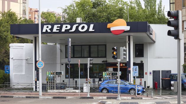 Un coche reposta en una gasolinera