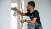 un electricista cambiando la instalación eléctrica