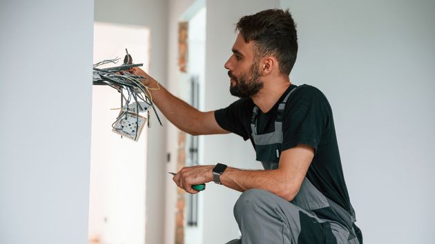 un electricista cambiando la instalación eléctrica