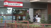 Imagen de varios ciudadanos en una oficina de empleo