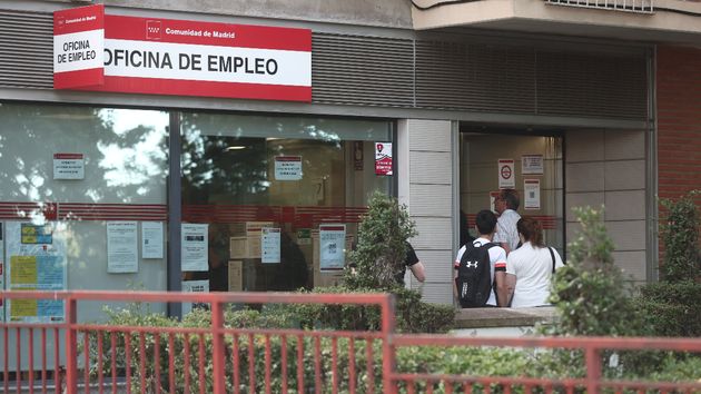 Imagen de varios ciudadanos en una oficina de empleo