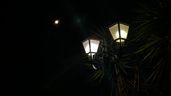 una farola encendida