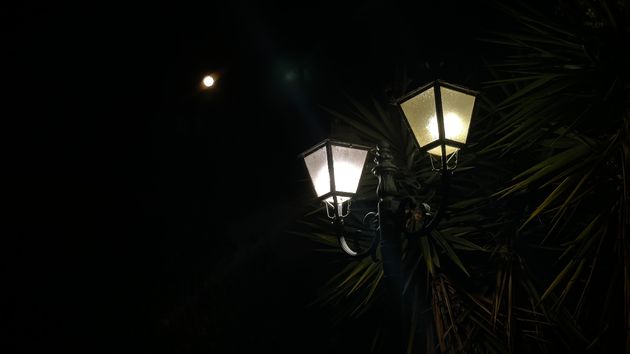 una farola encendida