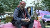 Meco delante de su tienda de campaña en el bosque