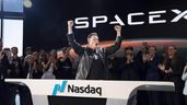 Elon Musk rodeado de su equipo de trabajo
