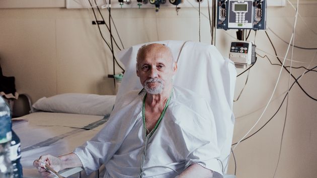 Hombre en un hospital