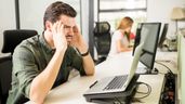 Trabajador llevandose las manos a la cabeza