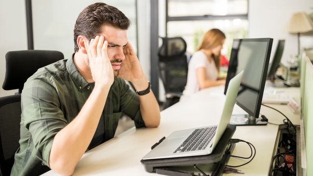 Trabajador llevandose las manos a la cabeza