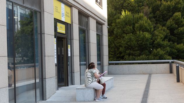 Mujeres en la puerta del SEPE