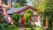 Una casa en un jardín 