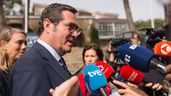 Antonio Garamendi rodeado de micrófonos
