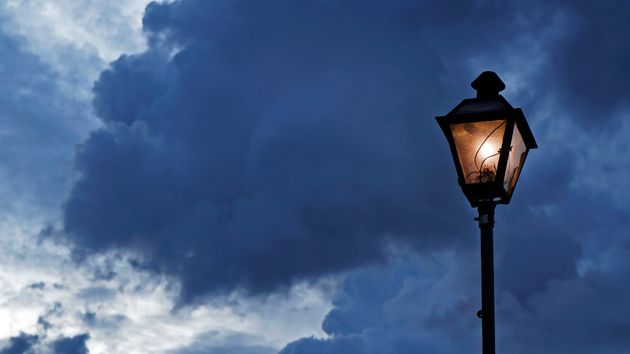 una farola encendida en la calle
