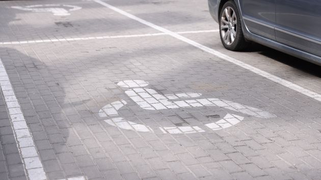 Una plaza de aparcamiento reservada para personas con discapacidad 