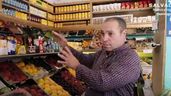 el frutero enseñando su fruta