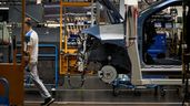 Trabajador de Volkswagen caminando