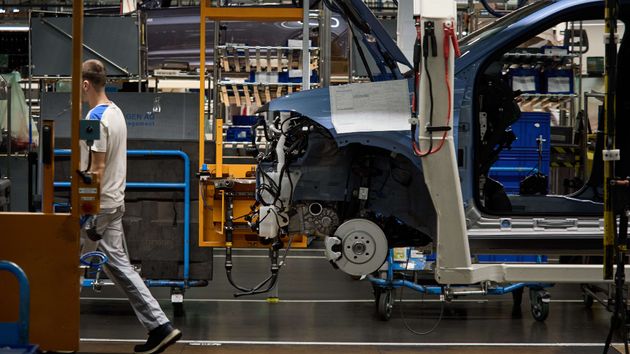 Trabajador de Volkswagen caminando