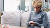 Una mujer aleatoria usando su móvil