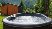 Una casa prefabricada con jacuzzi