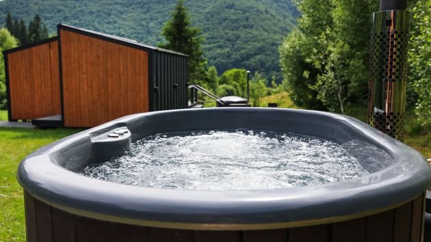 Una casa prefabricada con jacuzzi