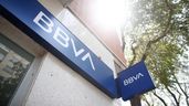 Logo del BBVA en una oficina del banco en Madrid