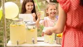 Unas niñas vendiendo limonada