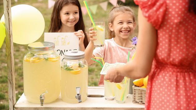 Unas niñas vendiendo limonada