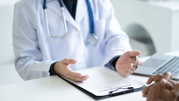 Un médico atendiendo en consulta
