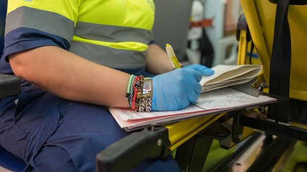 Una conductora de ambulancias hace 80 horas extra en poco más de 7 meses y tiene que acudir a la justicia para conseguir que se las paguen