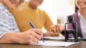 Una pareja firmando un documento