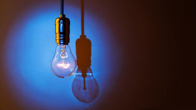 Una bombilla de luz encendida