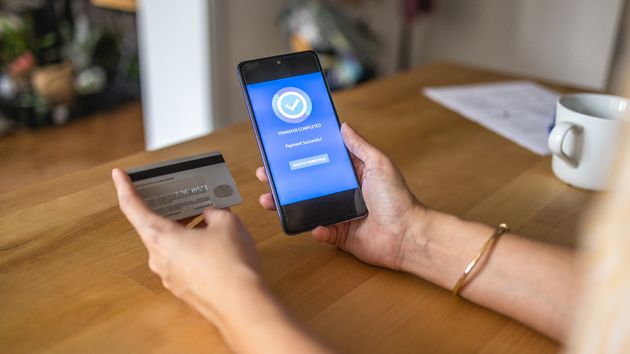 Una persona entrando en su aplicación de banca online
