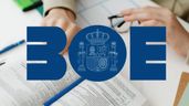 Unas manos sobre unos apuntes junto al logo del BOE.