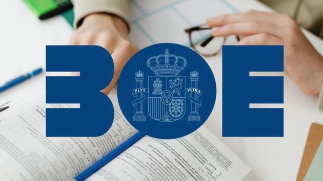 Unas manos sobre unos apuntes junto al logo del BOE.