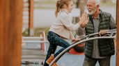 Un abuelo junto a su nieta