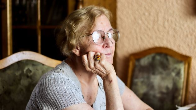 una pensionista pensativa