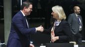 Martin Haydon da la mano a una representante de los 27 en la UE