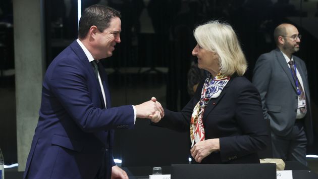 Martin Haydon da la mano a una representante de los 27 en la UE