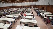 Estudiantes realizando un examen