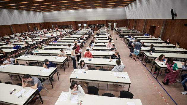 Estudiantes realizando un examen