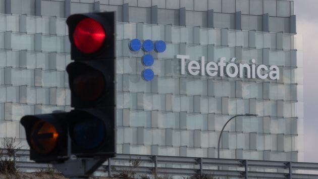 Edificio de Telefónica con un semáforo rojo 