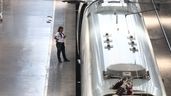 Una empleada de Renfe al lado de un tren parado durante la huelga de junio
