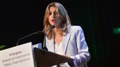 Yolanda Díaz habla desde un atril