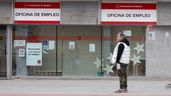 Hombre esperando puerta oficina del paro