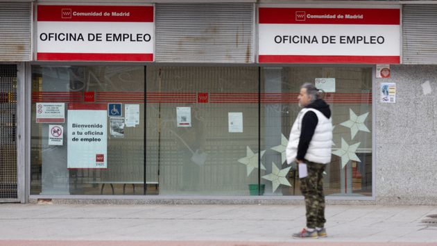 Hombre esperando puerta oficina del paro