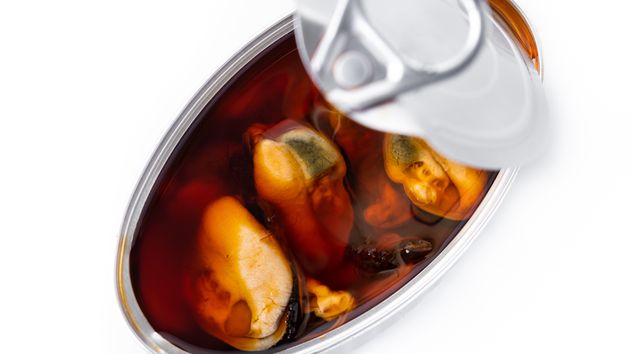 unos mejillones cocidos en lata