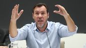 El ministro Óscar Puente levanta los brazos durante una rueda de prensa