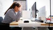 Una trabajadora con ansiedad en el trabajo