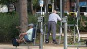 Dos personas mayores hacen ejercicio