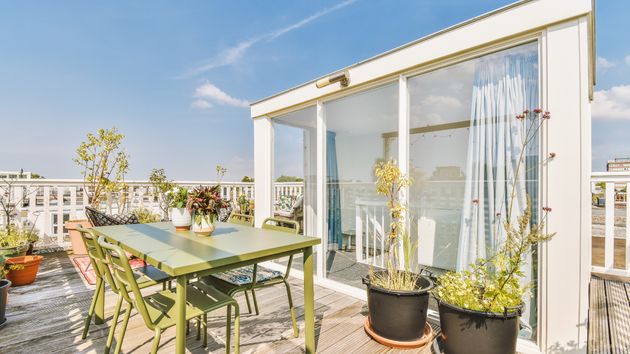 Una terraza con un cerramiento