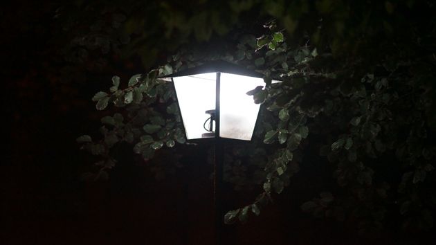 una farola encendida de noche